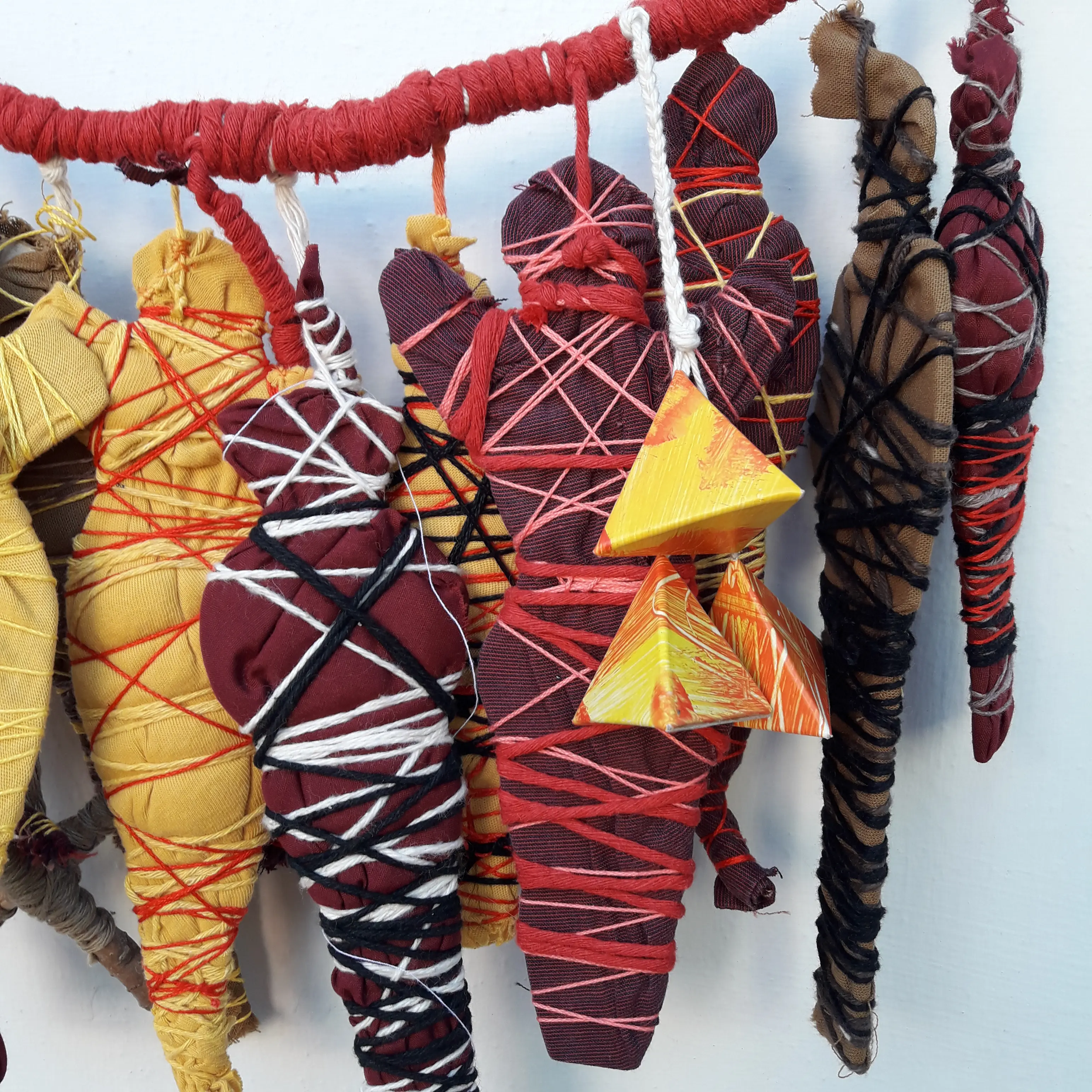 Ídolos resguardados para los doce meses II. De la serie JUNTARSE 112/30.000