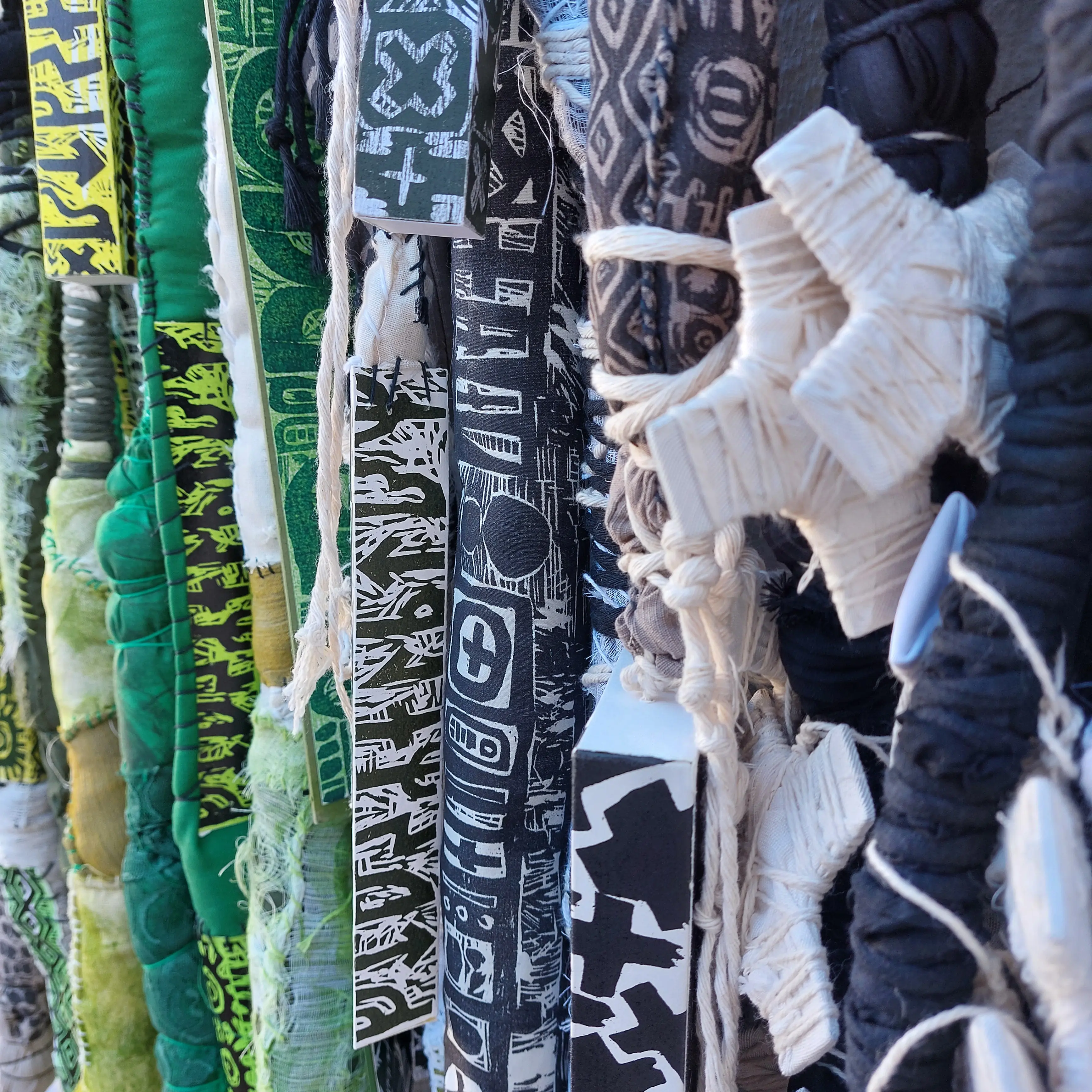 De memorias, homenajes, inscripciones. Detalle.