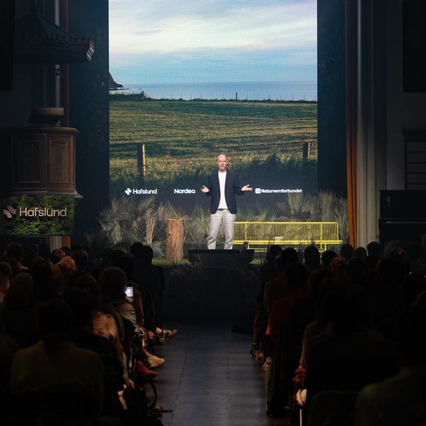 Bård Tufte Johansen på scenen under Naturkonferansen.