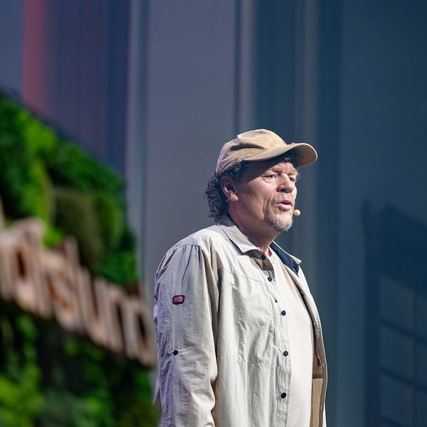 Lars Monsen på scenen under Naturkonferansen.