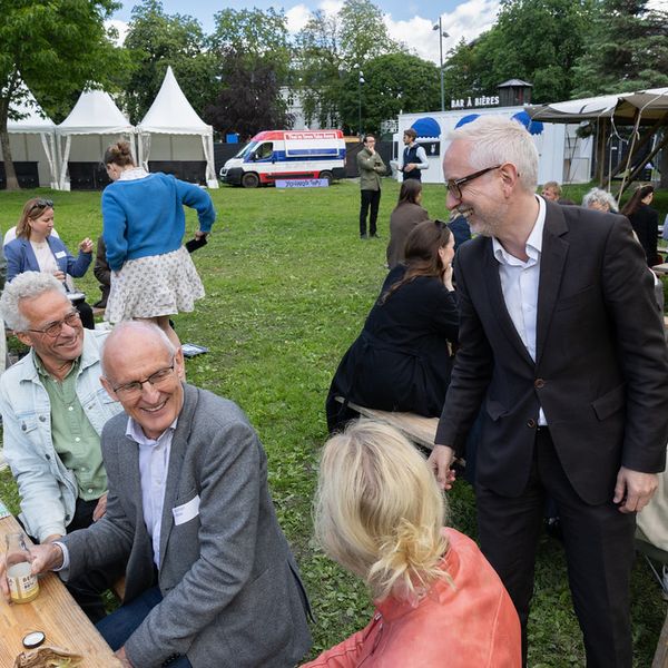 Deltakere som spiser lunsj under Naturkonferansen. 