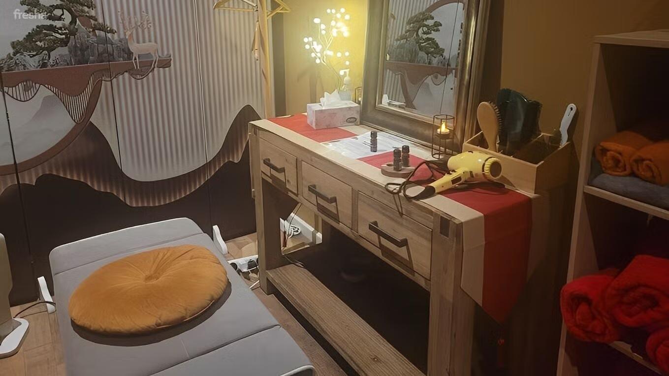 — Treatment chair, Little Collins