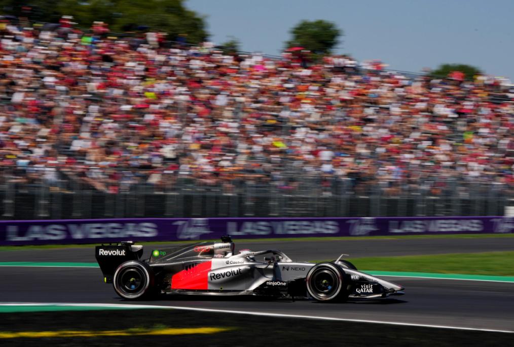 Formel 1-bil med Castrol-logo kører forbi et fyldt tilskuerstadion under Las Vegas Grand Prix