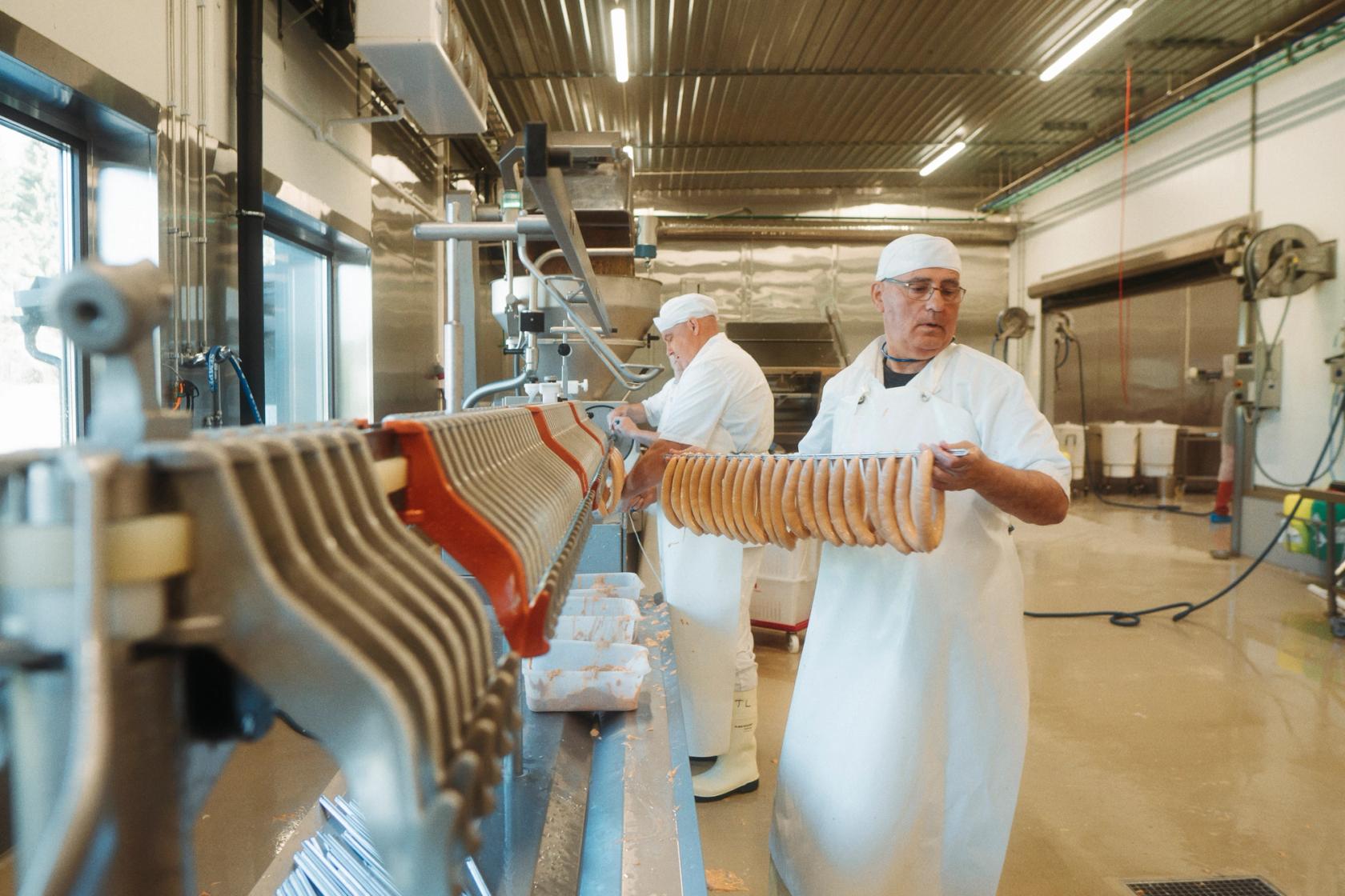 På Toten Kjøtt er det faget som står i sentrum. De vil at det skal smake kjøtt av det de lager, og i flere av pølsene deres er kjøttprosenten over 90 prosent.