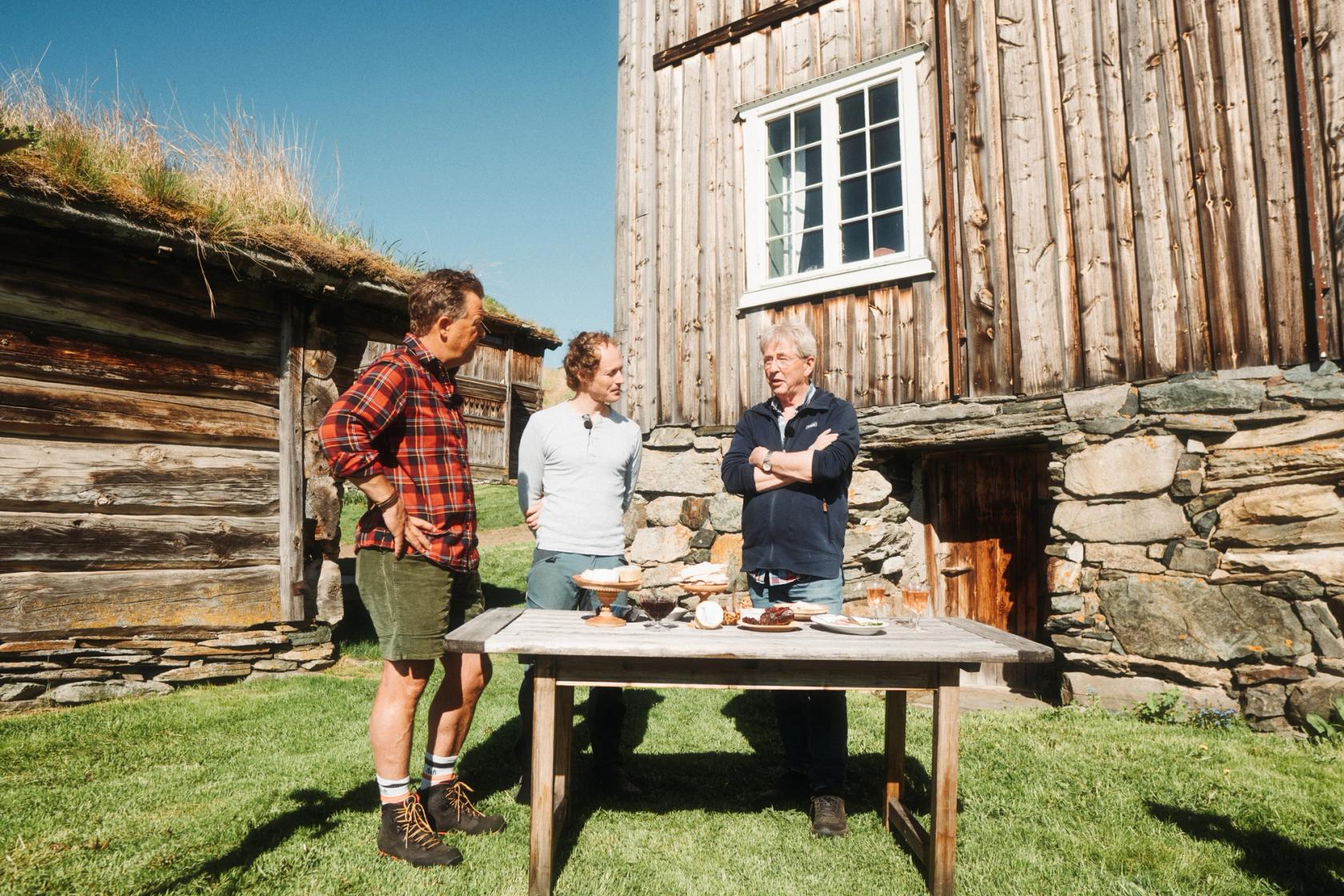 På Valbjør Gard driver det unge paret, Ola og Kjerstin Kaurstad, moderne økologisk kjøtt- og melkeproduksjon med 160 geiter.