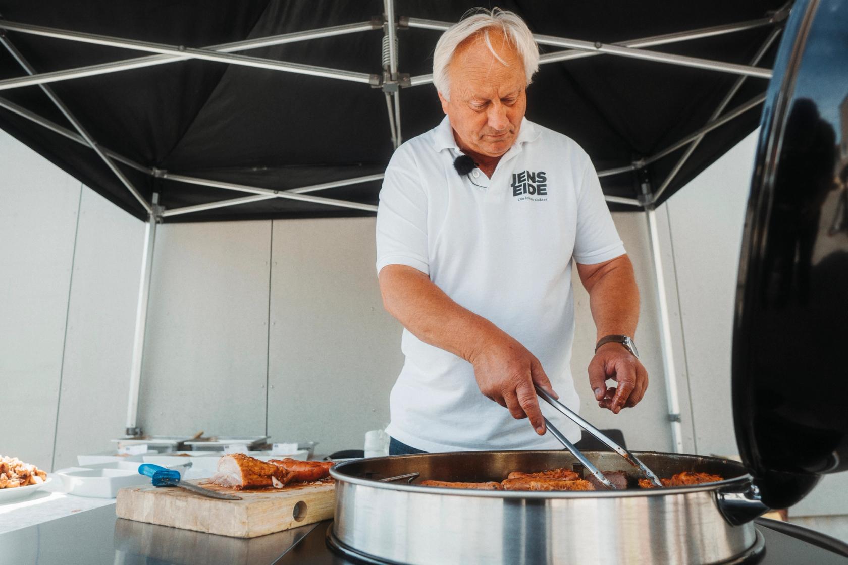 Jens Eide er sørlandets mest kjente slakter. Her bruker de bare kvalitetskjøtt fra lokale bønder i Agder, noe som gir knallgode pølser, smakfull spekemat og svært godt pålegg.