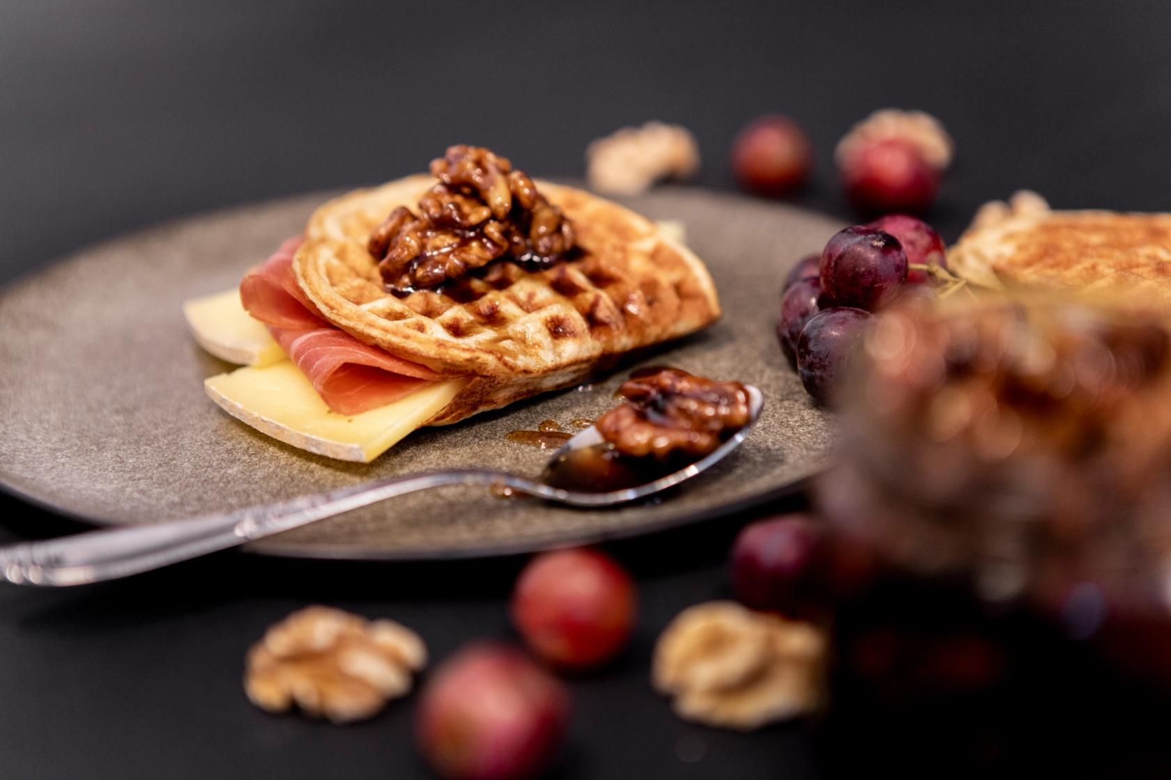 Merete Landrø gikk på kurs og drev med testysting i fem år, før hun endelig startet sitt eget ysteri. I dag produserer hun og mannen seks tonn ost årlig.