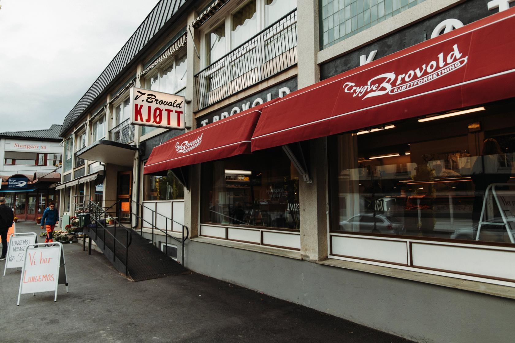 Hos Trygve Brovold er det gjerne karbonadene, lungemosen og de flotte pølsene som trekker folk til butikken, men interiøret og de blide folkene er verdt besøket i seg selv.