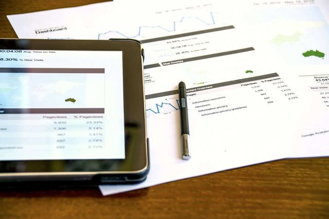 Canva Modern Analyst Marketing Diagrams Manager Desk