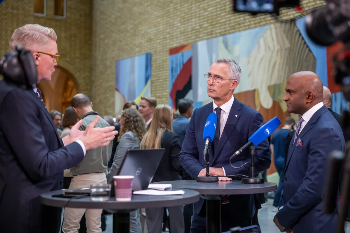 Jens Stoltenberg i Stortingets vandrehall, intervjuet av NRK om statsbudsjett