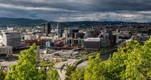 El estrechón de manos como saludo vuelve a ser polémica en Oslo. Esta vez entre un alumno y la directora de su escuela