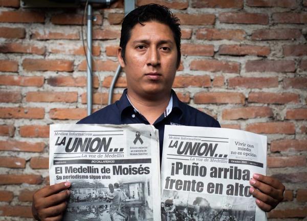 Jorge Sánchez periodista del semanario la Unión con los ejemplares del periodico