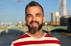 ¿Cómo es migrar para una persona LGTBI+? Entrevista con el psicoterapeuta Lucas Casanova en No Time For Silence