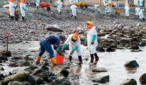 Daño "irreparable" en las costas de Perú por el derrame de Repsol