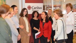 La Reina Sonja de Noruega se reunió con refugiados ucranianos: "me causo fuerte impresión"