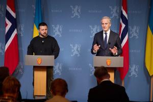 Zelensky llegó por sorpresa a Noruega e instó a los aliados europeos a desbloquear la ayuda para Ucrania
