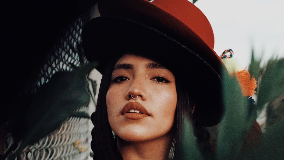 Renata Flores: Reina del trap peruano con sonidos ancestrales y futuristas de los Andes