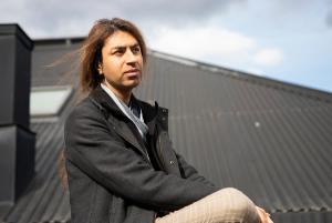 «Man må være en mikrofon for dem som ikke har det» Beyamin måtte flykte fra Iran fordi han er homofil og aktivist 