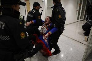 Protesta sami en Oslo contra aerogeneradores en el parque eólico de Fosen 