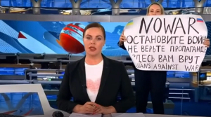 Una manifestante contra la guerra en Ucrania irrumpe en un noticiero de la televisión estatal rusa