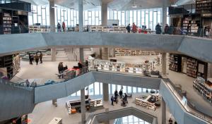 Cierran biblioteca Deichman - Bjørvika. Principio de incendio activó sistema de rociadores que provocó grandes daños