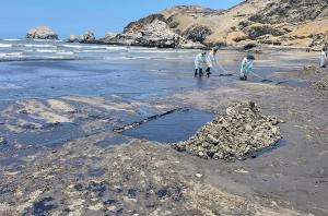 Desastre ecológico: el grave derrame de petróleo en la costa de Perú a causa de la erupción del volcán en Tonga