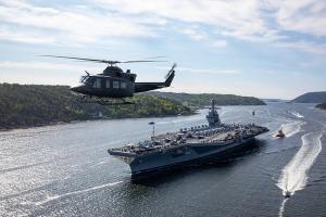 El portaaviones más grande del mundo llegó a Oslo para participar en ejercicios militares de Estados Unidos con Noruega