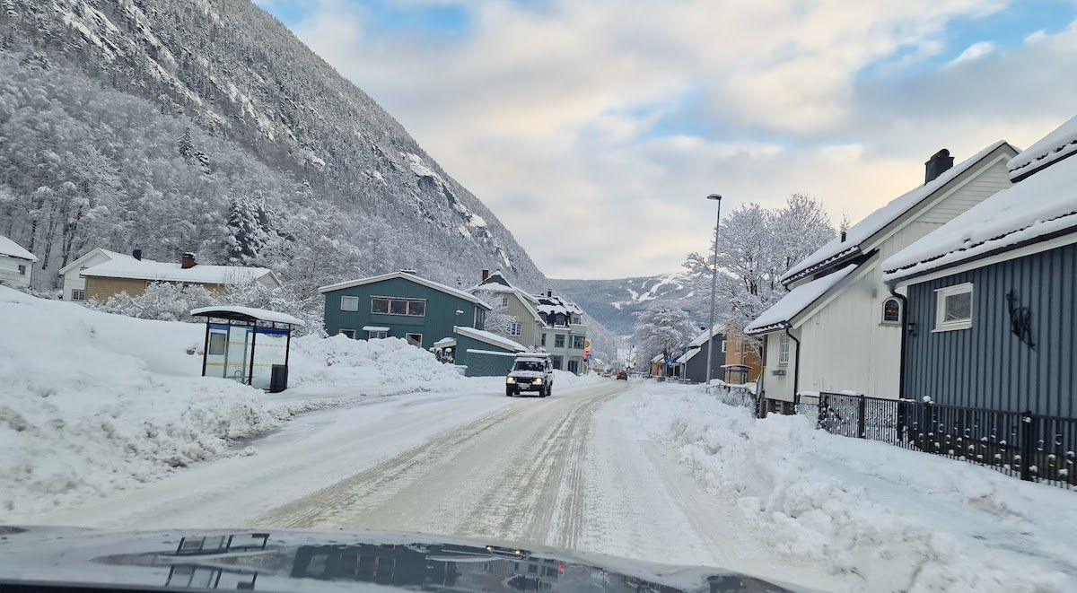 Las autoridades recomiendan a todos los que conduzcan en Østlandet a tener precaución. El frío puede hacer que las carreteras secundarias estén resbaladizas. Foto: Radio Latin-Amerika.