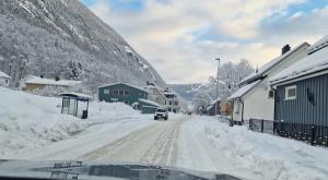 Las autoridades recomiendan a todos los que conduzcan en Østlandet a tener precaución. El frío puede hacer que las carreteras secundarias estén resbaladizas. Foto: Radio Latin-Amerika.