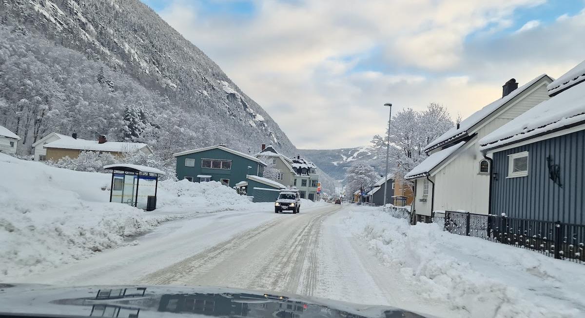 Las autoridades recomiendan a todos los que conduzcan en Østlandet a tener precaución. El frío puede hacer que las carreteras secundarias estén resbaladizas. Foto: Radio Latin-Amerika.
