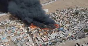 Chile: Gigantesco incendio en campamento de Iquique deja al menos 30 viviendas consumidas por el fuego