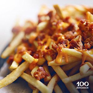 Patatas Fritas con Salsa de Queso Cheddar y Bacon