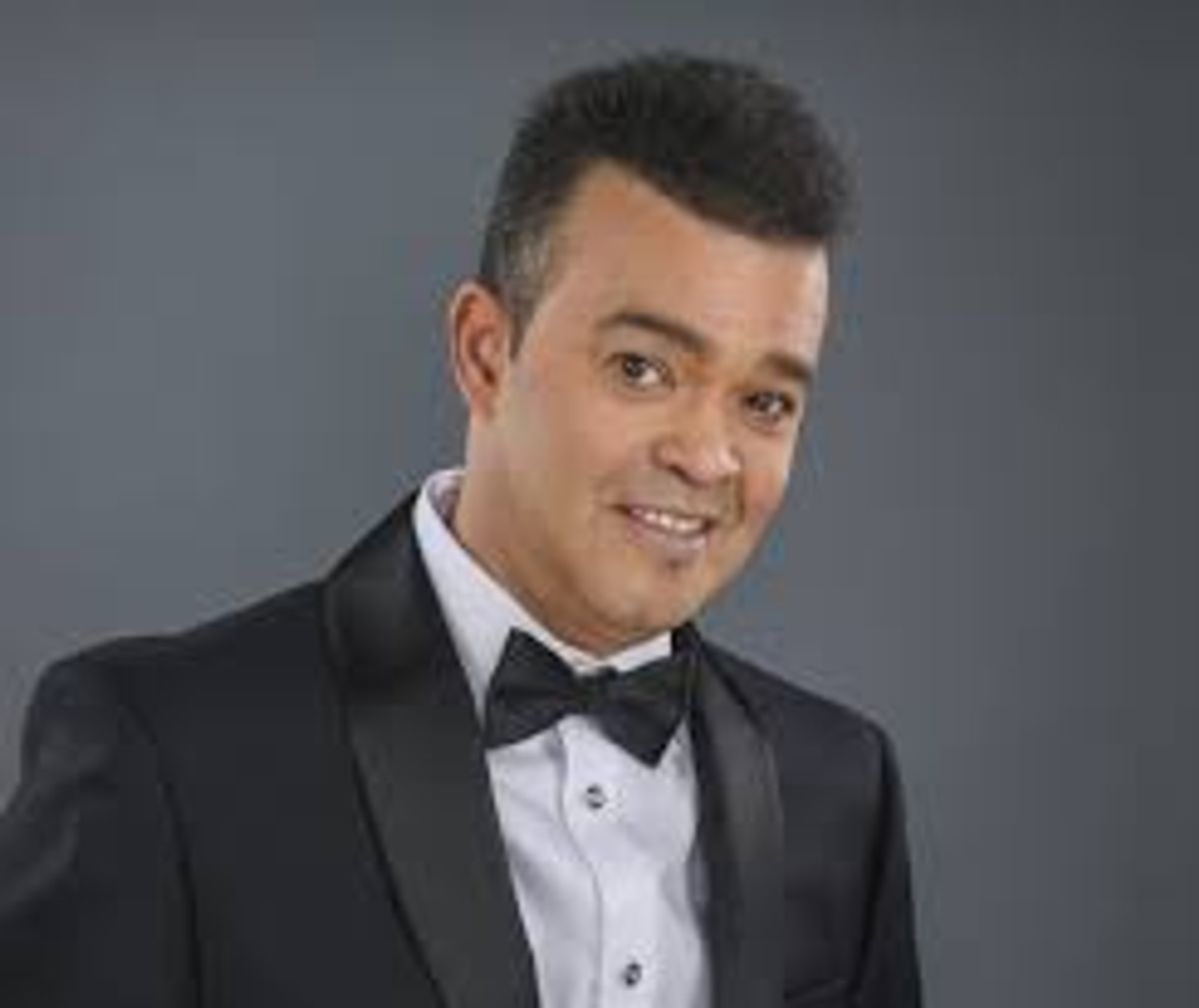 Alex Bueno, the Dominican merengue and bachata icon behind Qué Cara Más Bonita, died June 18 in New York after a nine-month battle with brain cancer. He was 62.