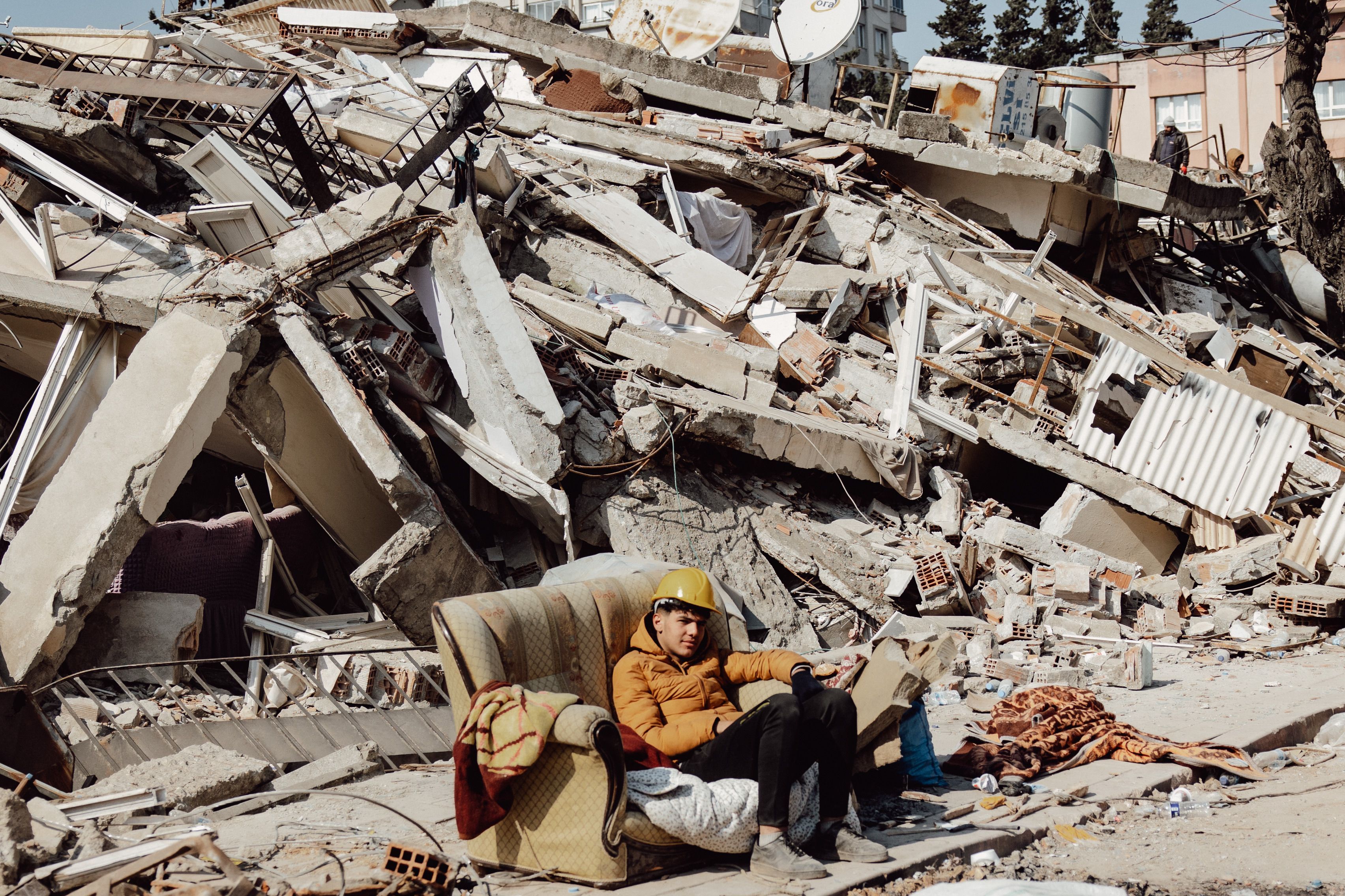 Philippines Earthquake Death Toll Rises to 37 — Mindanao Rescue Race