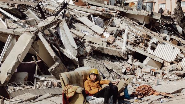 Philippines Earthquake Death Toll Rises to 37 — Mindanao Rescue Race