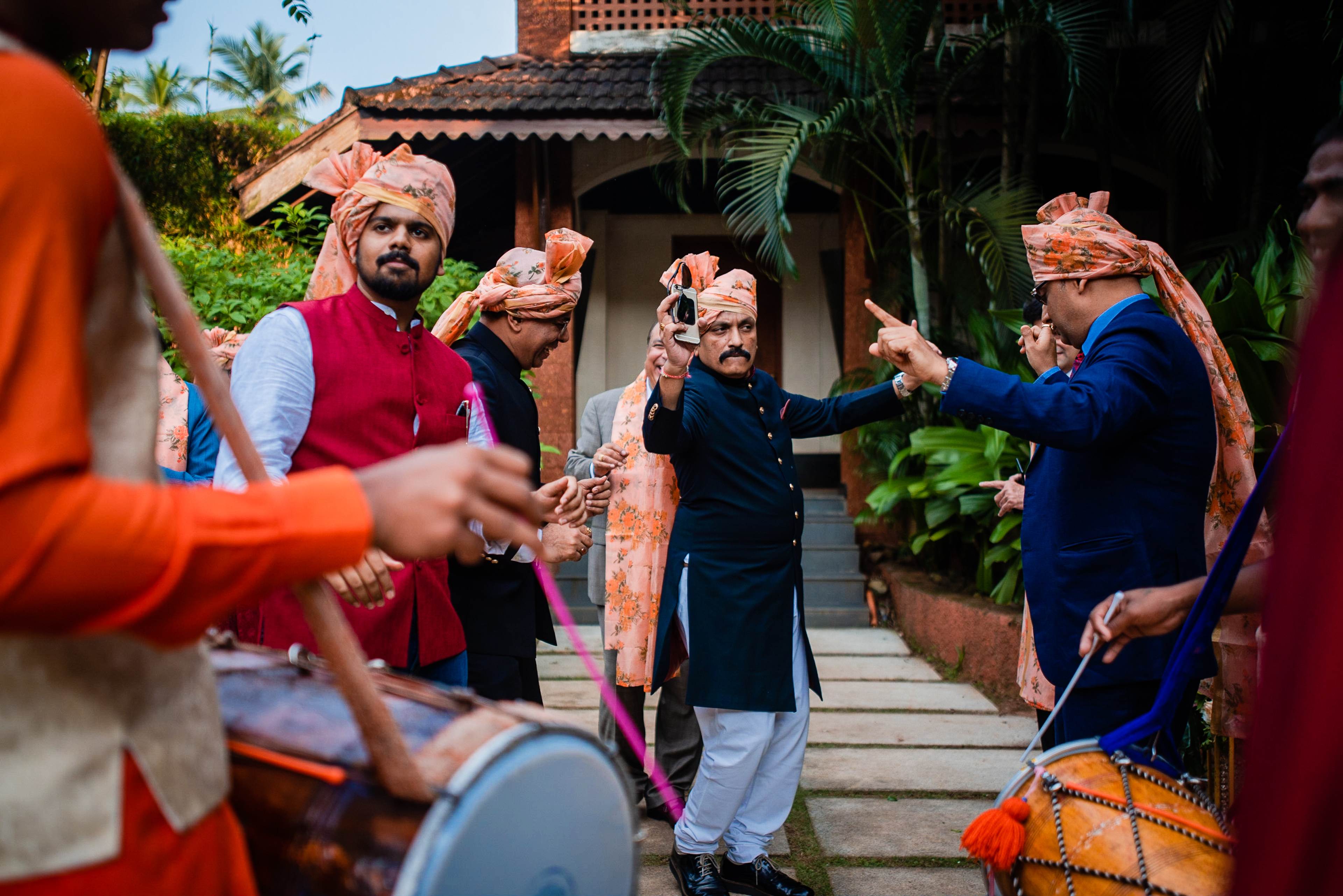 Avani and Srikant celebrate with family in traditional attire during Goa wedding festivities, playing with colored powder