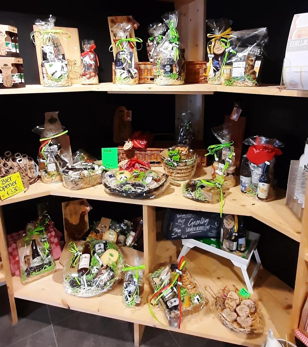 Schappen vol cadeaupakketten in de winkel