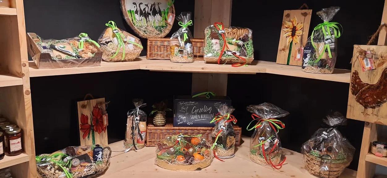 Cadeaupakketten in manden en schalen
