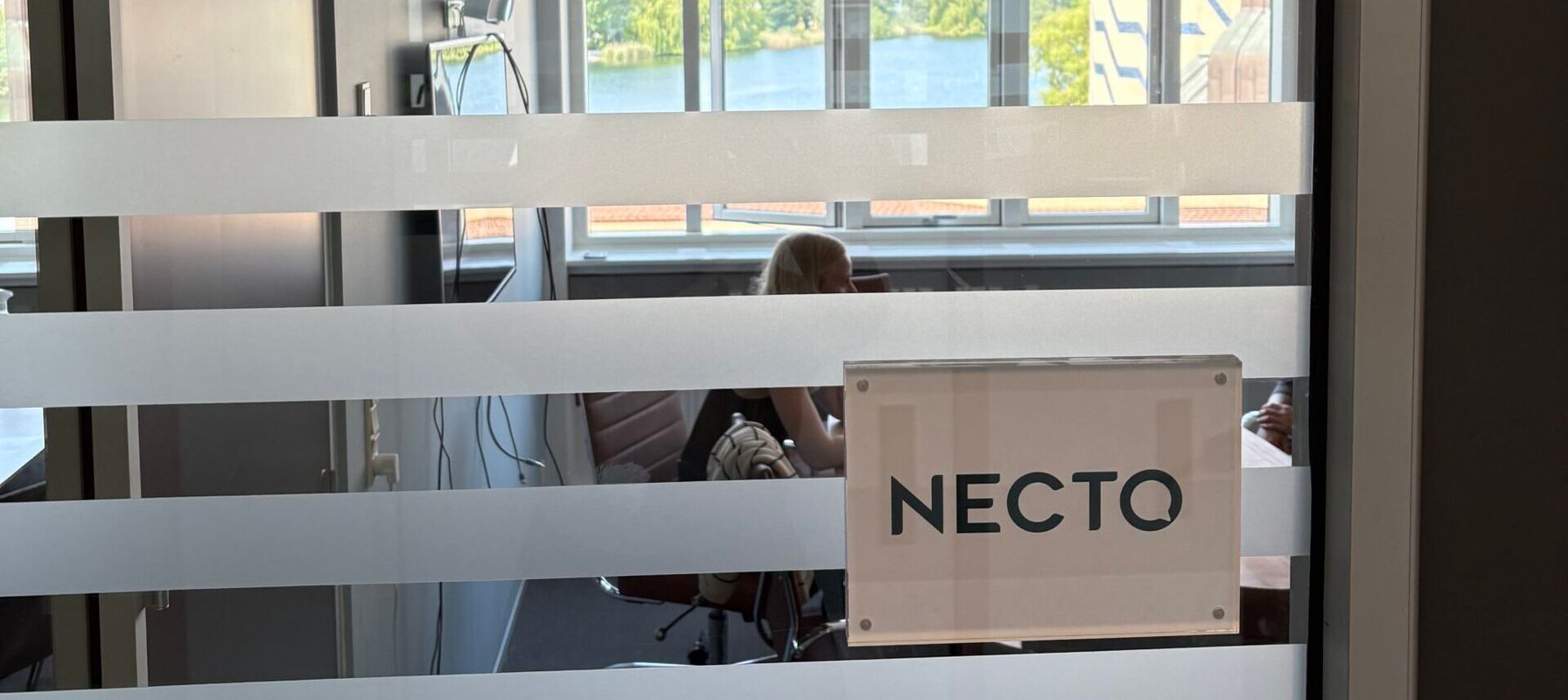 Nectos kontor med skilte