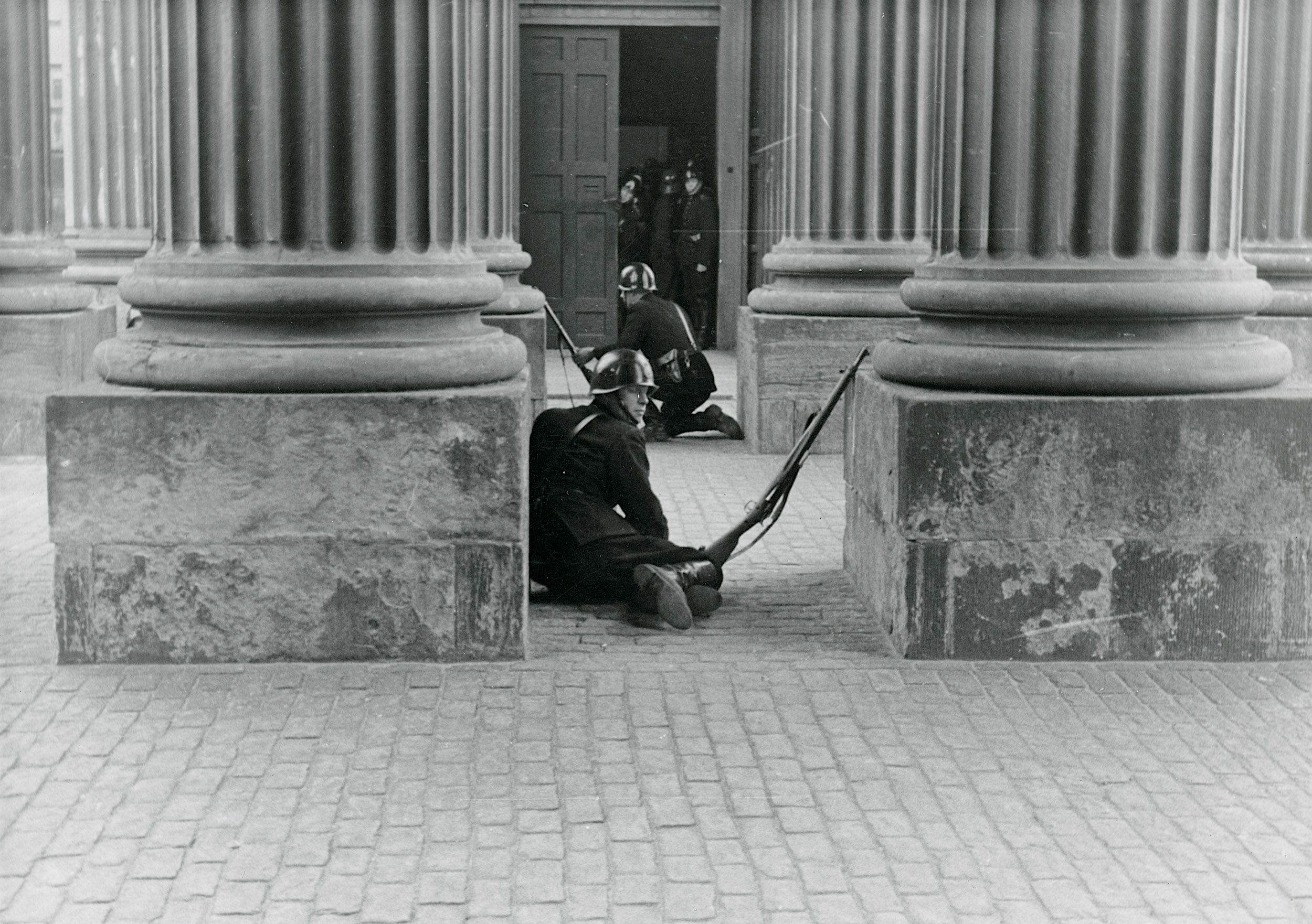 Danish soldiers taking cover in the colonnade at Amalienborg during the fighting against German soldiers in September 1944.