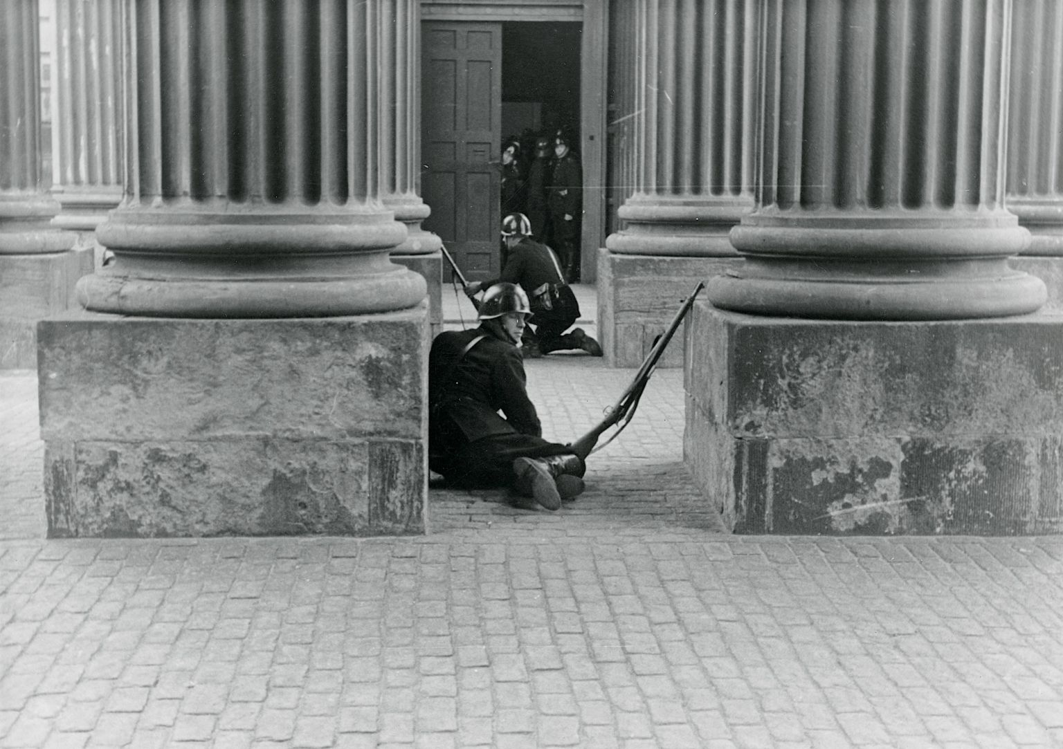 Danish soldiers taking cover in the colonnade at Amalienborg during the fighting against German soldiers in September 1944.