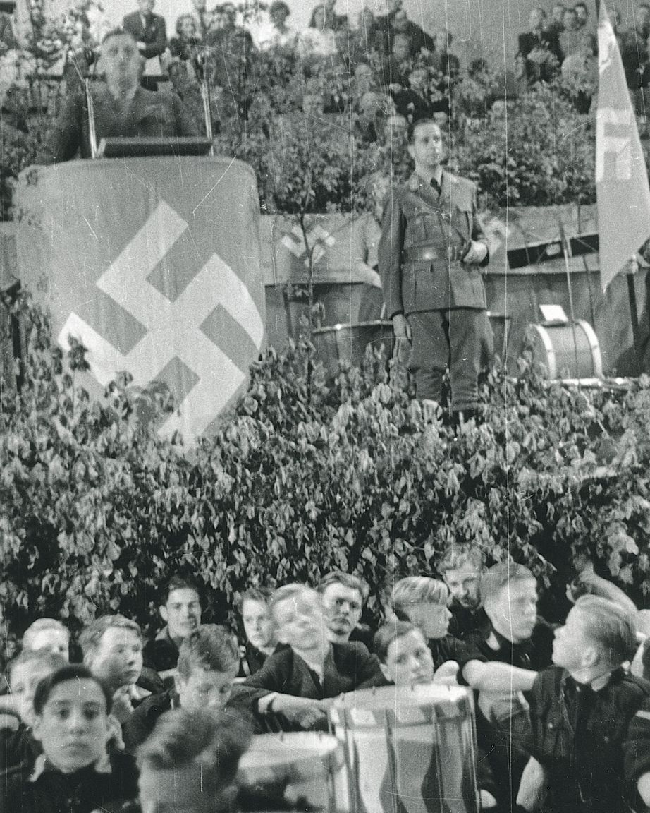 Leder af det nazistiske parti i Danmark Frits Clausen holder tale for unge nationalsocialister