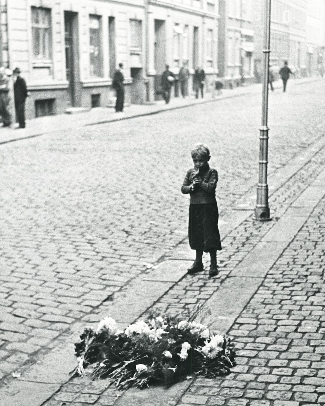 Blomsterbuketter på det sted hvor læge Richard Raetzel blev myrdet af Petergruppen 7. oktober 1944.