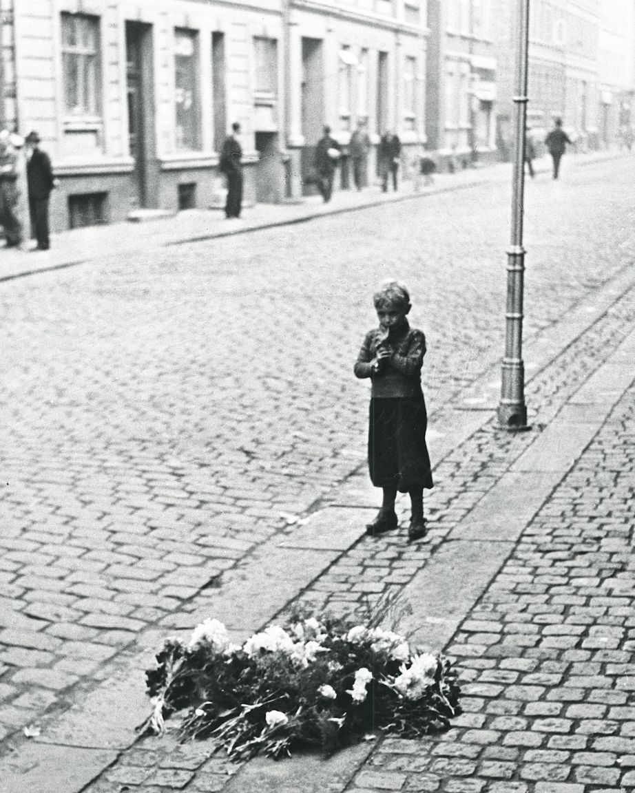 Blomsterbuketter på det sted hvor læge Richard Raetzel blev myrdet af Petergruppen 7. oktober 1944.