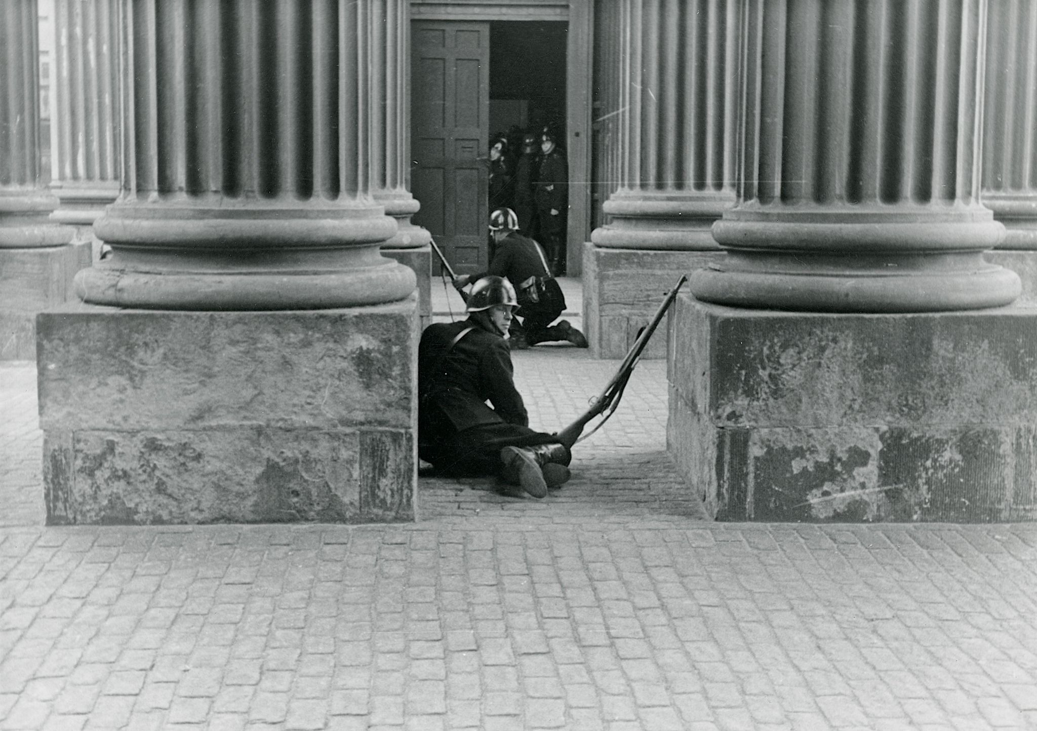 Danske soldater i dækning i kolonnaden på Amalienborg under kampene mod tyske soldater i september 1944.