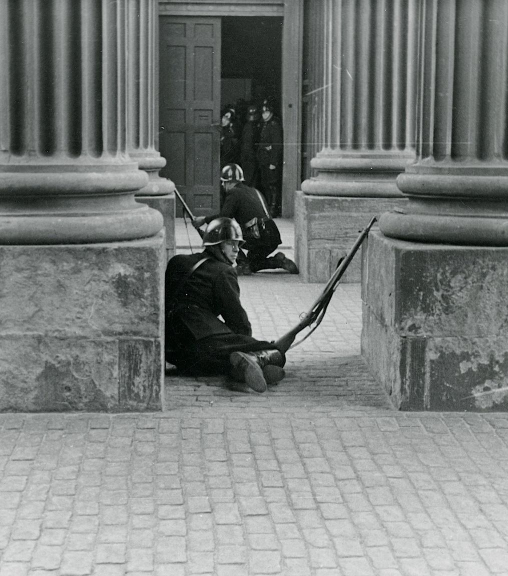 Danske soldater i dækning i kolonnaden på Amalienborg under kampene mod tyske soldater i september 1944.
