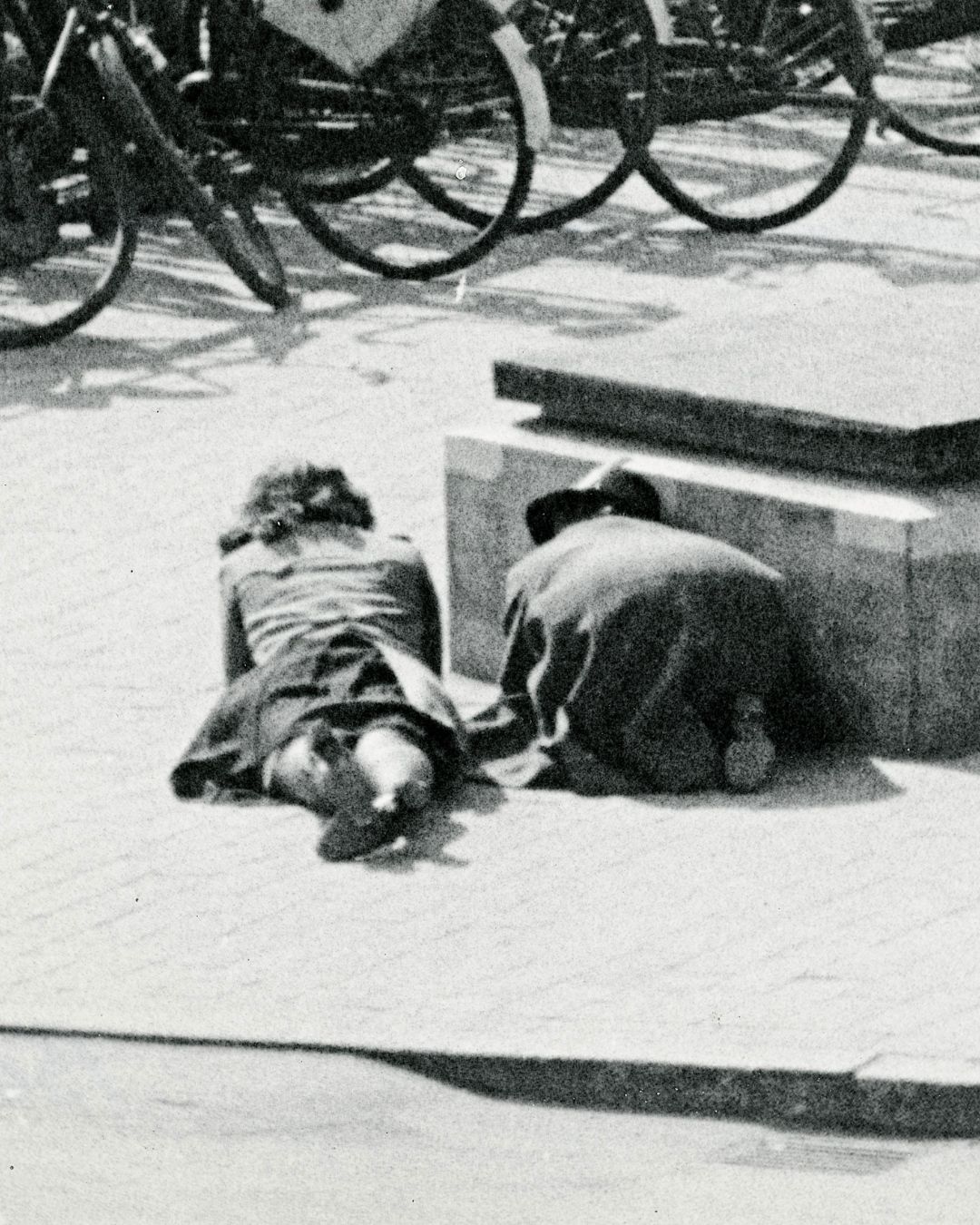 Civile søger dækning under skudepisode på Rådhuspladsen 9. pril 1945