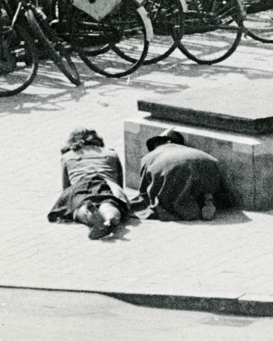 Civile søger dækning under skudepisode på Rådhuspladsen 9. pril 1945