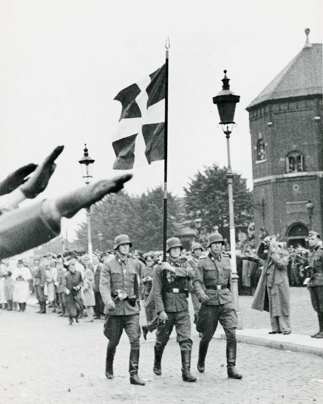 Danske soldater fra Frikorps Danmark marcher i København