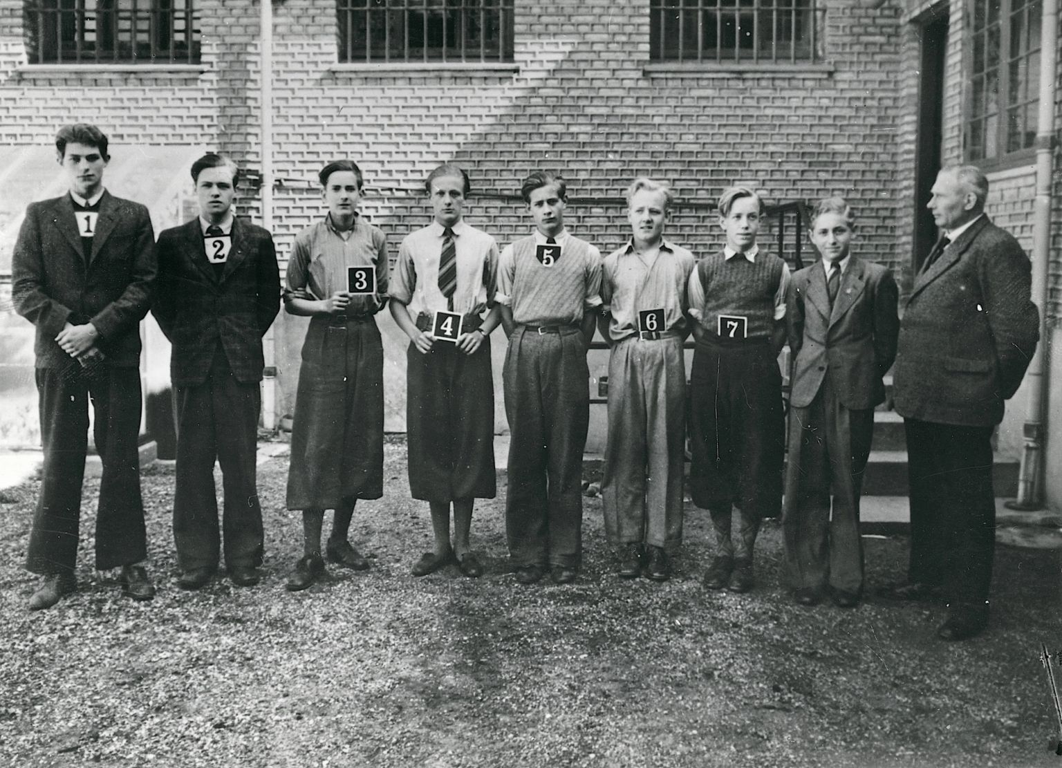 Churchill-klubben bestod af otte drenge mellem 14 og 17 år samt tre unge mænd mellem 20 og 26 år.
